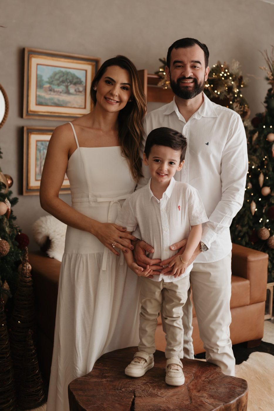 Thiago Sales e Paula Freres com o filho
